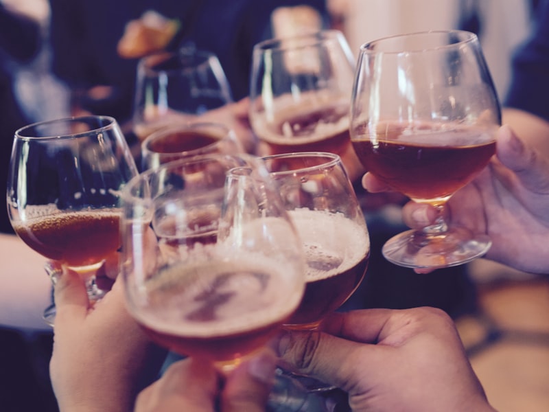 Bartender lọc cocktail khuấy vào ly coupe đã làm lạnh