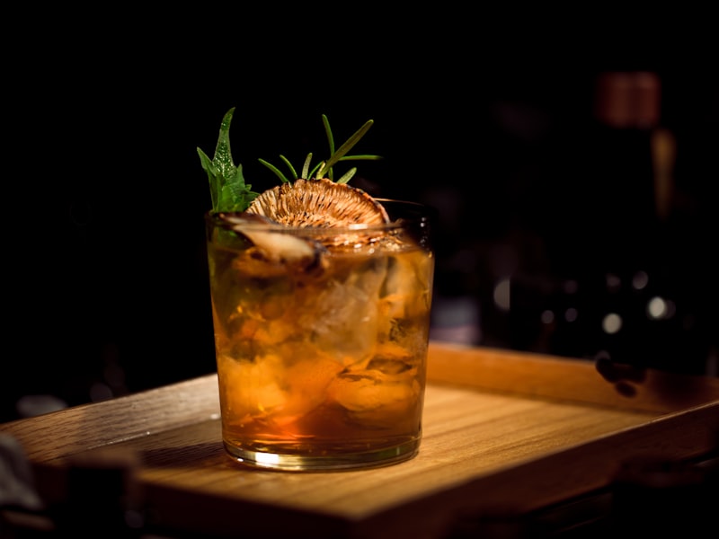 Khách trò chuyện bên cocktail trong lounge ấm áp vào buổi tối