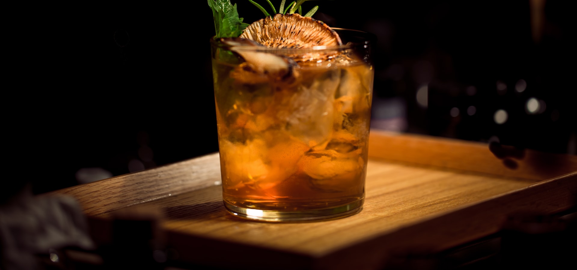 Những ly cocktail hoàn thiện tỏa sáng trên quầy đá cẩm thạch tối màu