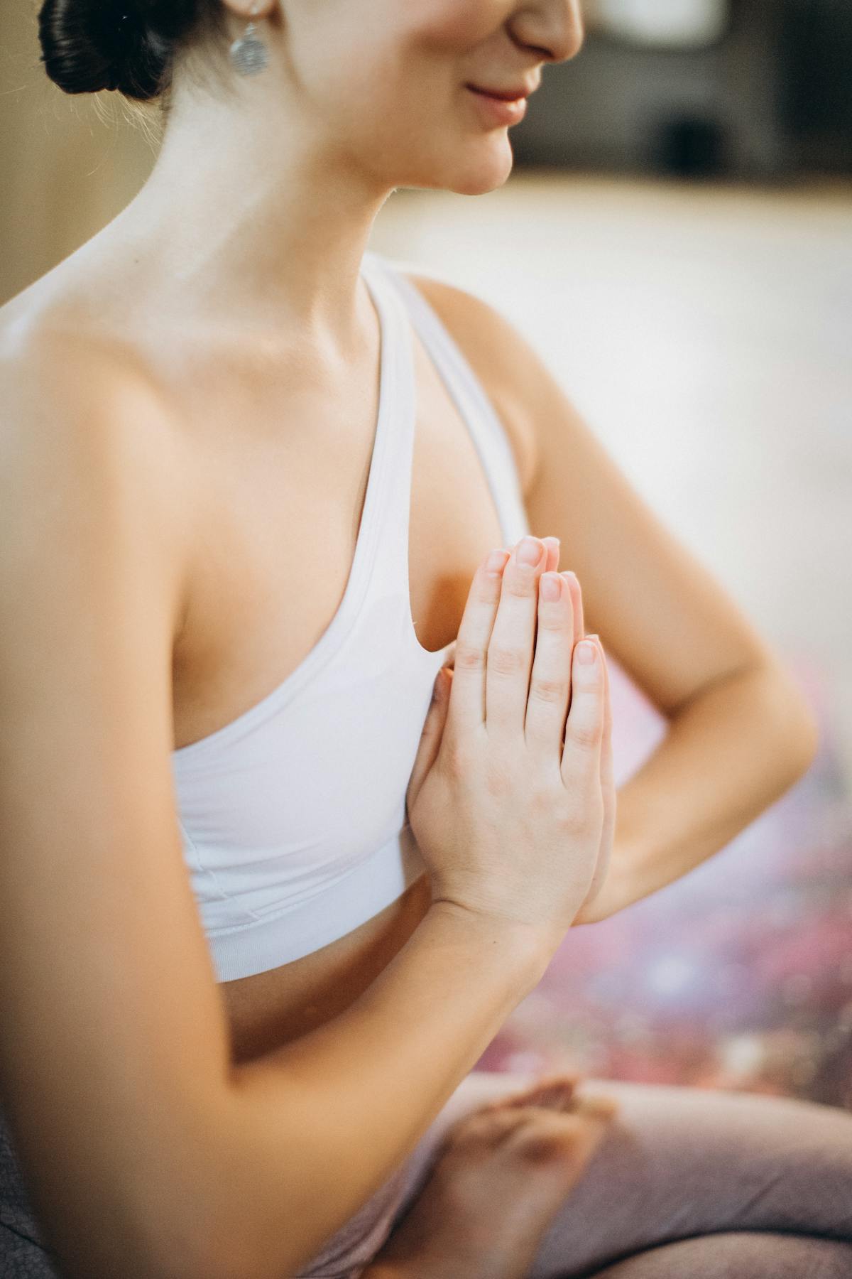 Lớp Pranayama với học viên ngồi xếp bằng, nhắm mắt thực hành hơi thở vào buổi sáng.